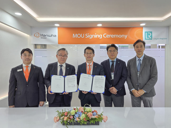 [거제=뉴시스] 신정철 기자= 한화오션이 함정분야에서 세계 최고의 선급으로 명성이 높은 로이드 선급과 손잡고 해외수출 함정시장에 나선다고 2일 밝혔다. 사진은 지난달 30일 부산 마덱스 현장에서 한화오션 특수선해외사업단장 정승균 부사장(가운데)과 로이드 선급 극동아시아 사업총괄 홍충식 부사장(왼쪽에서 두번째) 등 양사 관계자들이 해외 함정수출을 위한 전략적 협력 MOU를 체결한 뒤 기념촬영을 하고 있다.(사진=한화오션 제공).2025.06.02. photo@newsis.com *재판매 및 DB 금지