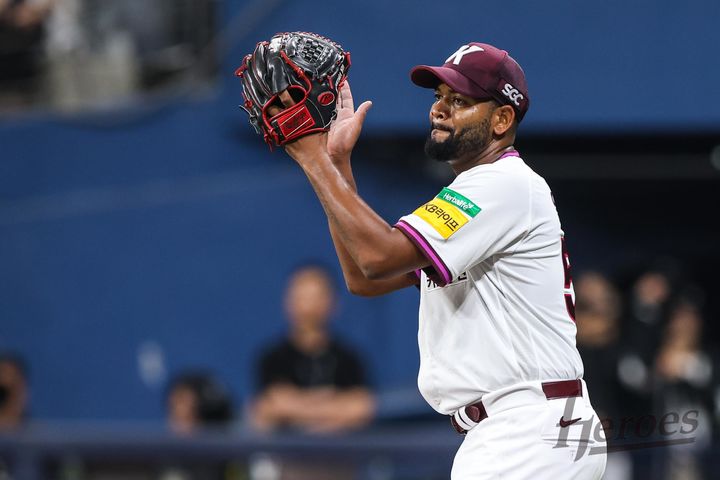 [서울=뉴시스] 프로야구 키움 히어로즈 알칸타라가 1일 서울 고척스카이돔에서 열린 2025 신한 쏠뱅크 KBO리그 두산 베어스전에 선발 등판해 호수비를 펼친 동료에게 박수를 보내고 있다. (사진=키움 히어로즈 제공) 2025.06.01. *재판매 및 DB 금지