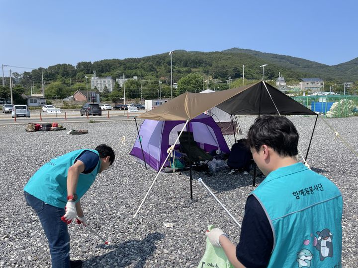 [부산=뉴시스] 부산 강서구 가덕도 천성항 일대에서 연안 정화 활동이 진행되고 있다. (사진=부산항만공사 제공) 2025.06.02. photo@newsis.com *재판매 및 DB 금지