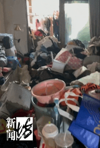 [서울=뉴시스]상하이 황푸구 한복판의 최고급 아파트 단지에서 한 독거노인이 쓰레기를 산처럼 쌓아두며 이웃 주민들을 괴롭히고 있다.(사진=칸칸신문) *재판매 및 DB 금지 *재판매 및 DB 금지