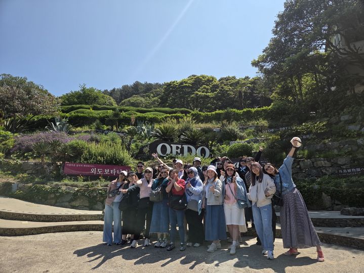 [거제=뉴시스] 신정철 기자= 거제시는 한국관광공사(KTO) 싱가포르지사-부산울산경남지사, 경남관광재단에서 추진한 싱가포르 주요 여행 관계자 초청 팸투어를 성공적으로 실시했다고 2일 밝혔다.사진은 체험단들의 외도 보타니아 방문 기념사진 모습.(사진=거제시 제공).2025.06.02. photo@newsis.com *재판매 및 DB 금지