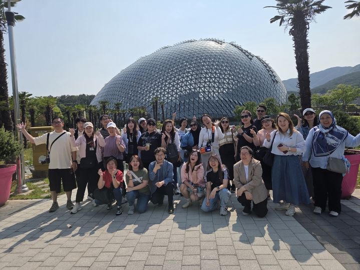 [거제=뉴시스] 신정철 기자= 거제시는 한국관광공사(KTO) 싱가포르지사-부산울산경남지사, 경남관광재단에서 추진한 싱가포르 주요 여행 관계자 초청 팸투어를 성공적으로 실시했다고 2일 밝혔다.사진은 체험단들이 한국인이 꼭 가봐야 할 한국관광 100선에 선정된 거제식물원에서의 기념사진 모습.(사진=거제시 제공).2025.06.02. photo@newsis.com *재판매 및 DB 금지