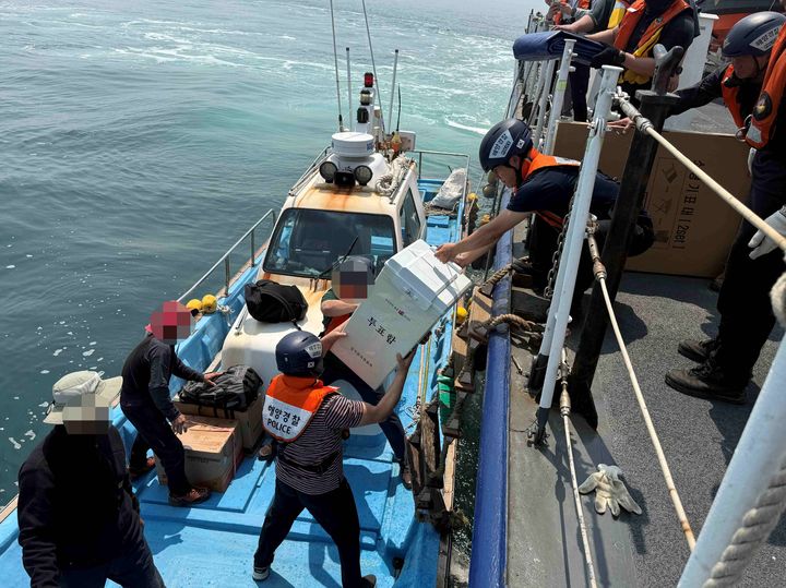 [보령=뉴시스] 보령해양경찰서가 3일 치러지는 제21대 대통령 선거를 맞아 보령해역 가장 끝단에 위치한 녹도·호도·외연도 선거구 투표함을 직접 수·회송할 수 있도록 지원한다. (사진=보령해양경찰서 제공) 2025.06.02. photo@newsis.com *재판매 및 DB 금지