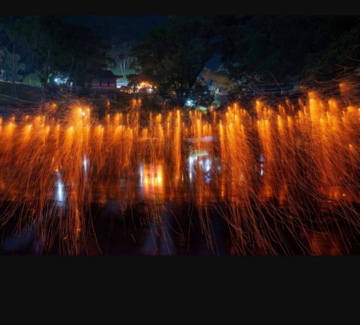 [진주=뉴시스] 경남 진주시 금산면 월아산 청곡사 학영지 낙화축제. (사진=갈전마을 축제 추진위원회 제공) 2025.06.02. photo@newsis.com *재판매 및 DB 금지