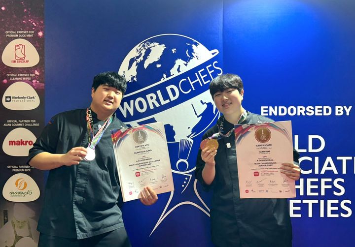 [대전=뉴시스] 우송정보대학교 K-푸드조리과 수상 기념촬영. (사진=우송정보대 제공) 2025.06.02. photo@newsis.com *재판매 및 DB 금지