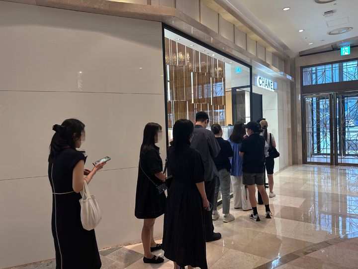 [서울=뉴시스] 전병훈 수습 = 고객들이 2일 서울 중구 롯데 백화점 본점샤넬 매장에 입장하기 위해 줄을 서고 있다. *재판매 및 DB 금지