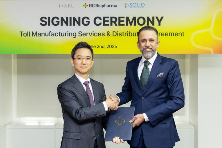 [서울=뉴시스] GC녹십자가 말레이시아 JAKEL 그룹 산하의 SISB와 혈장분획제제 공급을 위한 임가공 계약을 맺었다. 왼쪽부터 GC녹십자 대표 허은철, SISB CEO Datuk Mohamed Nizam Bin Mohamed Jakel. (사진=GC녹십자 제공) 2025.06.02. photo@newsis.com *재판매 및 DB 금지
