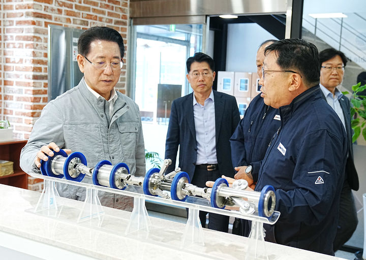 [여수=뉴시스] 송창헌 기자 = 김영록 전남지사가 2일 여수 율촌산단 ㈜코인즈에서 열린 여수석유화학 중소기업 현장소통 간담회에 참석, 회사관계자로부터 기업 현황 등에 대해 청취하고 있다. (사진=전남도 제공) 2025.06.02 photo@newsis.com *재판매 및 DB 금지