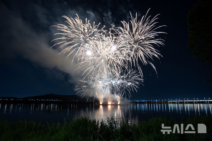 [고양=뉴시스] 고양행주문화제 수상 불꽃놀이. (사진=뉴시스 DB). photo@newsis.com 