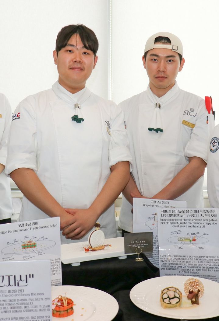 [대전=뉴시스] 최우수상 수상자인 우송대 이동호(좌)씨와 장유상씨. (사진=우송대 제공) *재판매 및 DB 금지