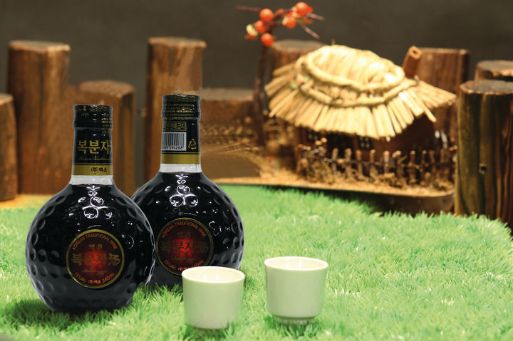 [무안=뉴시스] 전통주 백운복분자주. (사진=전남도 제공) 2025.06.02. photo@newsis.com *재판매 및 DB 금지