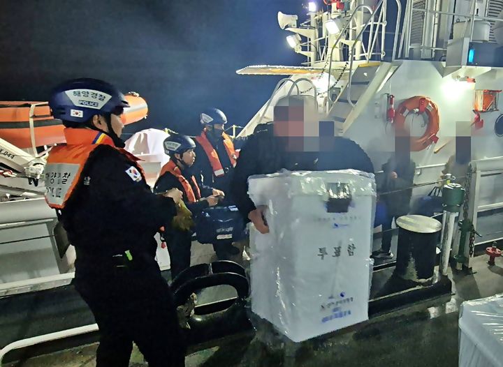 [통영=뉴시스] 신정철 기자= 통영해양경찰서(서장 박현용)는 제21대 대통령 선거 본 투표가 실시되는 오는 3일 관내 10개 도서지역의 투표함 수송선박이 안전하게 육지에 도착할 수 있도록 근접 호송하며, 선거인을 실어 나르는 8척의 수송선박 안전관리에 나설 예정이라고 2일 밝혔다.사진은 지난 30일 사전투표함 호송 모습.(사진=통영해경 제공).2025.06.02. photo@newsis.com *재판매 및 DB 금지