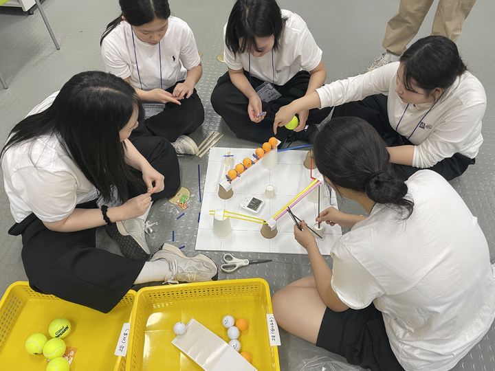 [광주=뉴시스] 광주교육청창의융합교육원이 최근 발명센터에서 진행한 학생 창의력 챔피언대회 광주예선에 참가한 광주여상 '5다주웠다' 팀 학생들이&nbsp; 즉석 과제를 해결하기 위해 논의하고 있다. (사진 제공 = 광주교육청). 2025.06.02. photo@newsis.com *재판매 및 DB 금지