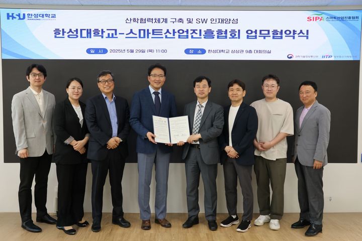 (왼쪽부터) 한성대 SW중심대학사업단 염정훈 차장, 스마트산업진흥협회 김혜경 팀장, 한성대 컴퓨터공학부 정병덕 교수, 한성대 SW중심대학사업단 이관우 단장, 스마트산업진흥협회 박태서 사무총장, 셀빅 이상노 대표, 지비엠아이앤씨 방준원 대표, 마크베이스 김성진 대표. (사진=한성대 제공) *재판매 및 DB 금지