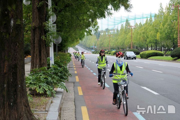 [창원=뉴시스] 강경국 기자 = 경남 창원시 공영자전거인 누비자 무료 자전거 교실 교육 장면. (사진=창원시청 제공). 2025.06.02. photo@newsis.com *재판매 및 DB 금지