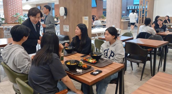 사진은 지난해 천원의 아침밥 사업 시행 사진. 김건희 총장이 천원의 아침밥 사업에 참여한 학생들을 격려하고 있다. (사진=덕성여대 제공) *재판매 및 DB 금지