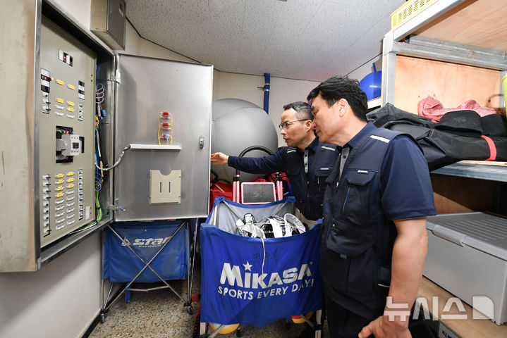 [전주=뉴시스]윤난슬 기자 = 2일 한국전기안전공사 남화영(사진 오른쪽) 사장과 관계자가 전북 전주 지역의 투·개표장의 전기설비를 점검하고 있다. (사진=전기안전공사 제공) 2025.06.02. photo@newsis.com 