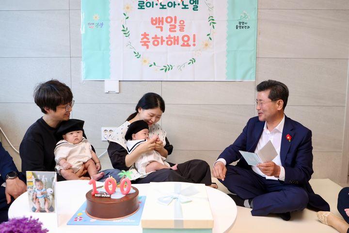 [광양=뉴시스] 정인화 광양시장이 2일 삼둥이 가정을 방문해 출생 100일을 축하하고 있다. (사진=광양시 제공) 2025.06.02. photo@newsis.com *재판매 및 DB 금지
