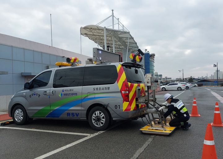 [진주=뉴시스] 국토안전관리원은 이달 말까지 여름철 집중호우로 인한 지반침하 사고를 예방하기 위해 전국의 대형 굴착공사장 61개소에 대한 안전점검(지반탐사)을 실시한다고 2일 밝혔다. (사진=국토안전괸리원 제공) 2025.06.02. photo@newsis.com *재판매 및 DB 금지