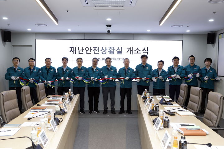 [서울=뉴시스] 황상하 사장(왼쪽 일곱 번째)을 비롯한 SH공사 관계자들이 ‘스마트 재난안전 관리 시스템’ 구축을 기념해 테이프를 자르고 있다. 2025.06.02. (사진=SH공사 제공) *재판매 및 DB 금지