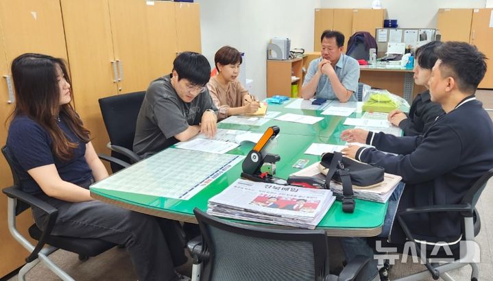 [포항=뉴시스] 송종욱 기자 = 경북 포항시가 24시간 재난 상황 TF를 가동, 초동 대응으로 피해 예방에 총력을 기울이고 있다. 사진은 포항시가 올해 1월 조직 개편으로 도시안전주택국 안전총괄과에 신설한 '재난 상황 TF'의 회의 모습. (사진=포항시 제공) 2025.06.02. photo@newsis.com