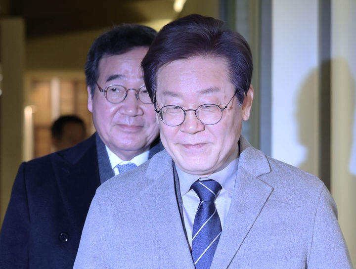 [서울=뉴시스] 김근수 기자 = 이재명(오른쪽) 더불어민주당 대표와 이낙연 전 국무총리가 30일 서울 종로구의 한 음식점에서 회동을 마치고 이동하고 있다. 2023.12.30. ks@newsis.com *재판매 및 DB 금지