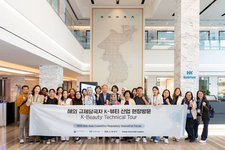 [서울=뉴시스]한국콜마는 아시아 지역 화장품 규제 당국자들이 한국콜마 종합기술원을 방문했다고 2일 밝혔다.(사진=한국콜마 제공) *재판매 및 DB 금지