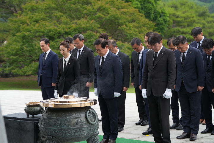[서울=뉴시스] 이지민 수습 기자 = 정재관 군인공제회 이사장을 비롯한 주요 임직원들이 2일 국립서울현충원을 찾아 순국선열과 호국영령을 추모하는 시간을 가졌다고 밝혔다. (사진=군인공제회 제공) 2025.06.02. photo@newsis.com *재판매 및 DB 금지