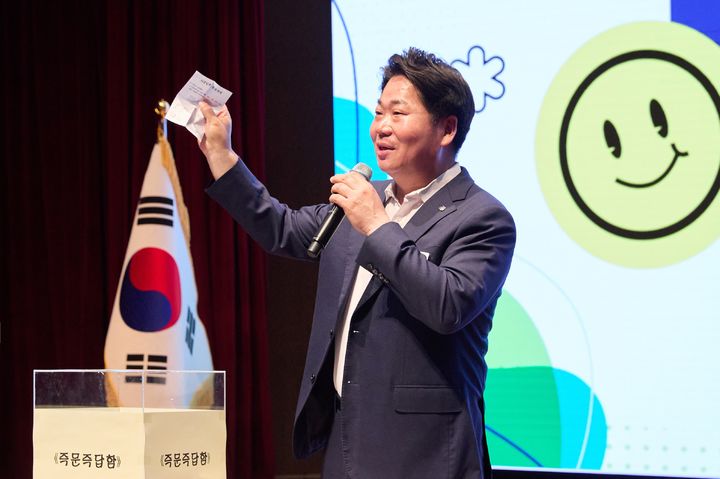 [아산=뉴시스] 오세현 아산시장이 무작위로 뽑은 질문지를 들어 보이고 있다. (사진=아산시 제공) 2025.06.02. photo@newsis.com. *재판매 및 DB 금지