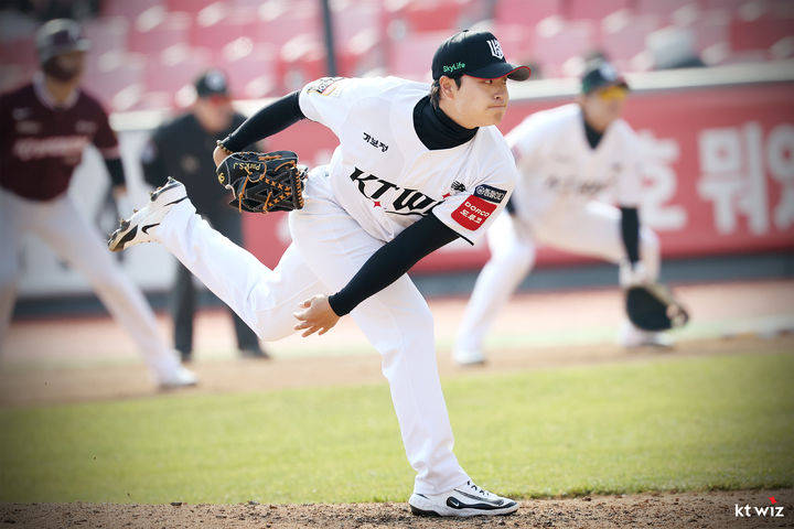 [서울=뉴시스] 프로야구 KT 위즈 박세진이 지난 3월10일 수원KT위즈파크에서 열린 키움 히어로즈와의 2025 KBO리그 시범경기에서 공을 던지고 있다. (사진=KT 위즈 제공) 2025.03.10. *재판매 및 DB 금지