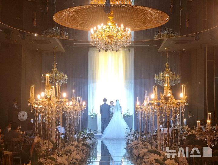 [포항=뉴시스] 송종욱 기자 = 경북 포항시의 '나만의 특별한 작은 결혼식'으로 의미 있는 결혼 문화를 확산하며 호응을 얻고 있다. 사진은 지난달 31일 '나만의 특별한 작은 결혼식' 4호 커플이 티파니 웨딩홀에서 화촉을 밝히는 모습. (사진=포항시 제공) 2025.06.02. photo@newsis.com