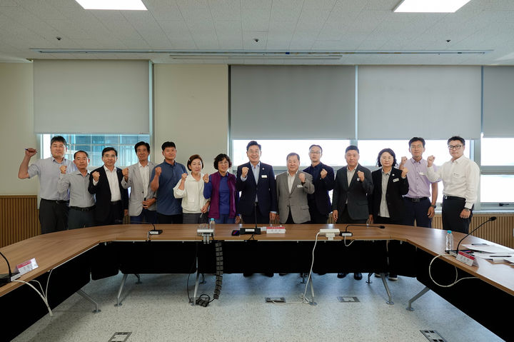 [양평=뉴시스] 경기 영평군 양평읍 신애2리 악취 해소를 위한 민·관 협의회 참석자들의 첫 운영회의 후 기념촬영을 하고 있다. (사진=양평군 제공) 2025.06.02. photo@newsis.com *재판매 및 DB 금지