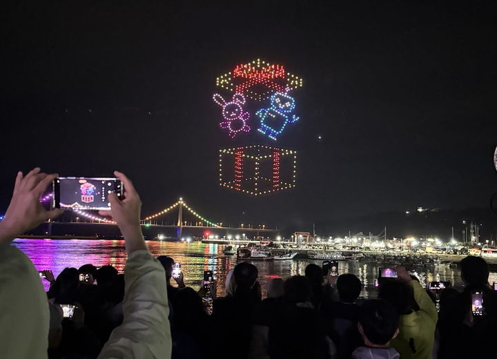 [고흥=뉴시스] 고흥 녹동항에서 드론쇼가 펼쳐지고 있다. (사진=고흥군 제공) 2025.06.02. photo@newsis.com *재판매 및 DB 금지