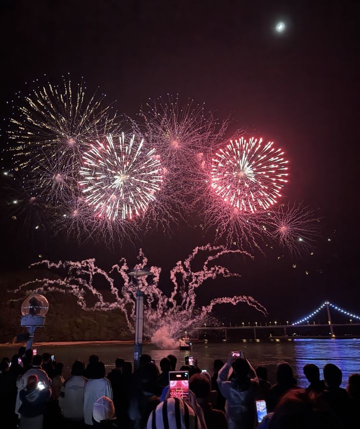 [고흥=뉴시스] 고흥 녹동항에서 해상불꽃쇼가 펼쳐지고 있다. (사진=고흥군 제공) 2025.06.02. photo@newsis.com *재판매 및 DB 금지