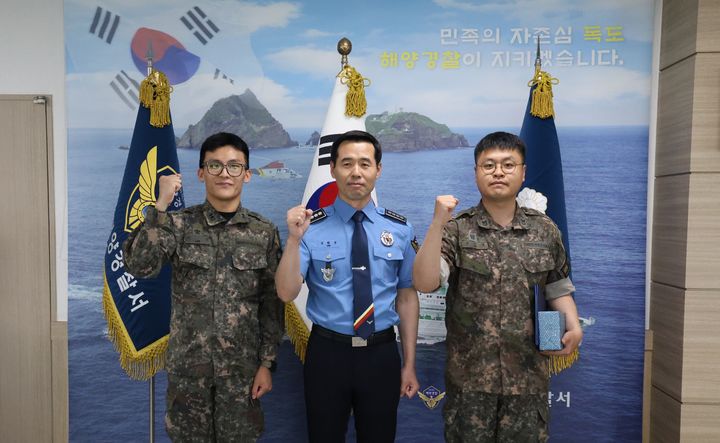 [동해=뉴시스] 2일 동해해양경찰서가 동해시 천곡항 인근 북방파제 끝단 테트라포드(TTP)에서 술에 취한 30대 남성의 사고를 예방한 육군제23경비여단 2대대 소속 김건영 중사(사진 맨 오른쪽)에게 표창장을 수여한후 기념사진을 찍고 있다.(사진=동해해경 제공)photo@newsis.com *재판매 및 DB 금지