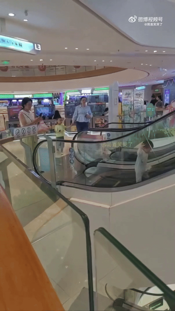 [뉴시스] 중국 허난성의 한 쇼핑몰 엘리베이터에서 어린아이가 운행 중인 에스컬레이터를 거꾸로 오르며 놀고 있다. (사진=웨이보) 2025.06.01. *재판매 및 DB 금지 *재판매 및 DB 금지