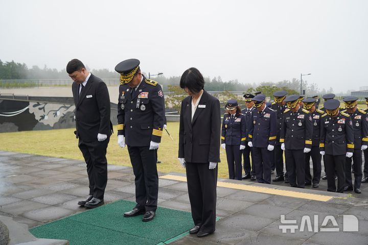 [제주=뉴시스] 제주소방안전본부가 2일 국립제주호국원에서 순직 소방공무원 및 호국 영령에 대해 참배하고 있다. (사진=제주소방안전본부 제공) 2025.06.02. photo@newsis.com