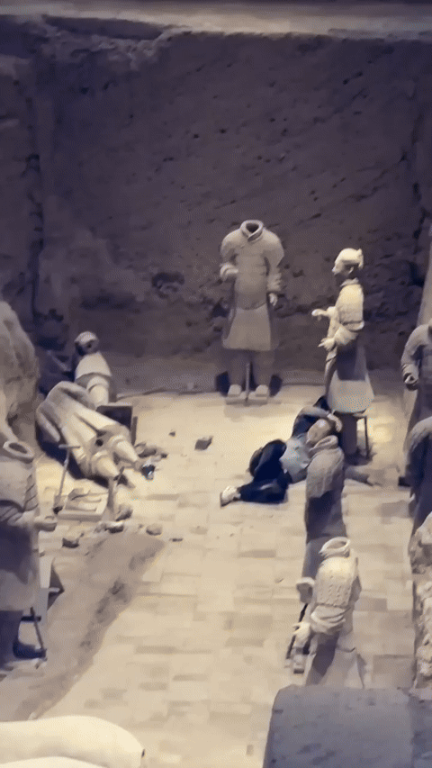 [뉴시스]중국 유네스코 세계문화유산 진시황릉 병마용이 한 남성에 의해 훼손됐다. (사진=웨이보) *재판매 및 DB 금지