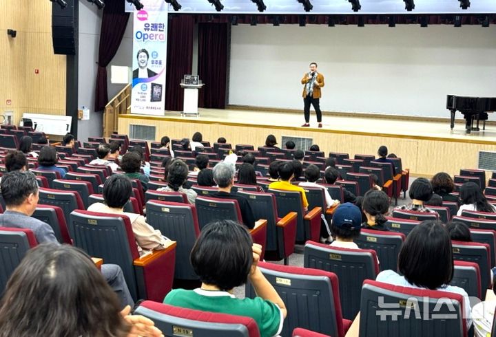 [포항=뉴시스] 송종욱 기자 = 포항시립포은흥해도서관이 5월 가정의 달을 맞아 지난달 31일 개최한 '유쾌한 북 콘서트'가 시민들의 큰 호응 속에 성황을 이뤘다. 사진은 포은흥해도서관 '유쾌한 북 콘서트' 모습. (사진=포항시 제공) 2025.06.02. photo@newsis.com