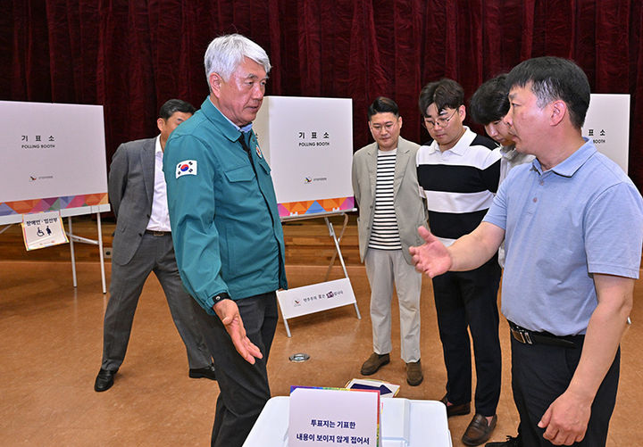 2일 최승준 정선군수가 제21대 대통령선거를 앞두고 유권자들의 안전하고 원활한 투표 환경 조성을 위해 관내 주요 투표소에 대한 현장 점검을 하고 있다.(사진=정선군 제공)&nbsp; *재판매 및 DB 금지