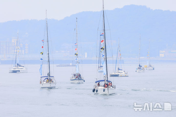 [화성=뉴시스]제15회 뱃놀이축제를 찾은 관광객들이 요트 승선체험을 하고 있다.(사진=화성시 제공)2025.06.02.photo@newsis.com