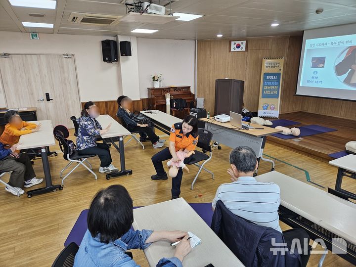 [안양=뉴시스] 치매 환자와 그 가족이 응급처치 교육을 받고 있다, (사진=안양시 제공).2025.06.02.photo@newsis.com