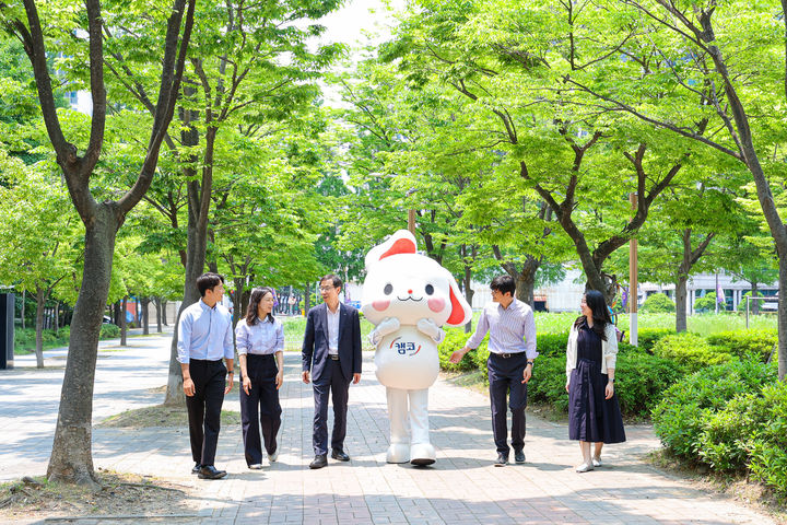 정정훈 캠코 사장(사진 왼쪽에서 세 번째)이 2일 직원들과 2025년 ‘캠코 그린워킹 캠페인’에 참여하고 있다. (사진=한국자산관리공사 제공) photo@newsis.com *재판매 및 DB 금지