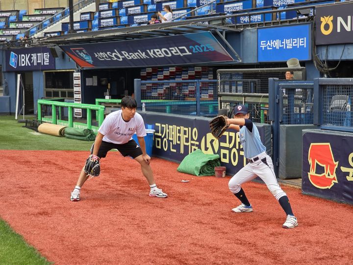 [서울=뉴시스]프로야구 두산 베어스 투수 이영하가 2일 서울 잠실구장에서 열린 야구클리닉 '두드림'에 참가한 유소년 선수에게 투구 자세를 알려주고 있다. (사진=&nbsp; 한국프로야구선수협회 제공) 2025.06.02. photo@newsis.com *재판매 및 DB 금지