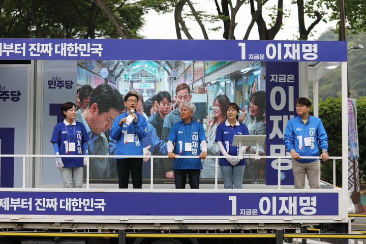 [창원=뉴시스]2일 김경수 더불어민주당 중앙선대위 총괄선대위원장이 경남 창원대학교 앞에서 열린 이재명 후보 선거 유세에서 지지를 호소하고 있다.(사진=민주당 경남도당 제공) 2025.06.02.photo@newsis.com&nbsp; *재판매 및 DB 금지