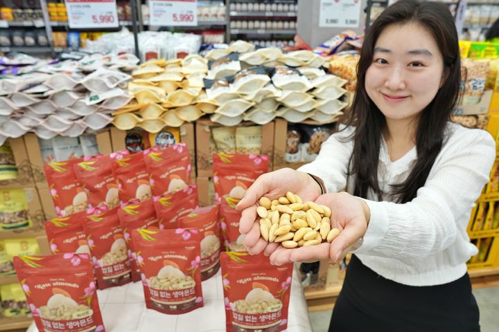 [서울=뉴시스]롯데마트는 '껍질 없는 생아몬드’를 출시했다고 3일 밝혔다.(사진=롯데마트 제공) *재판매 및 DB 금지