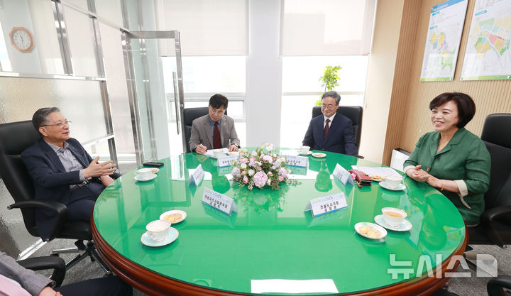 [과천=뉴시스] 신계용 과천시장(사진 오른쪽)이 2일 이한준 한국토지주택공사(사진 왼쪽)사장을 만나 주암지구의 분양가 적정성 등을 요구하고 있다. (사진=과천시 제공). 2025.06.02.photo@newsis.com