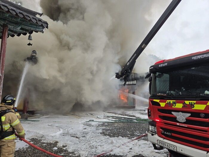 [세종=뉴시스] 2일 오후 2시55분께 세종시 연동면 명학리의 한 절에서 불이 나 소방대원들이 진화에 나서고 있다. (사진=세종소방서 제공) 2025.06.02. photo@newsis.com *재판매 및 DB 금지