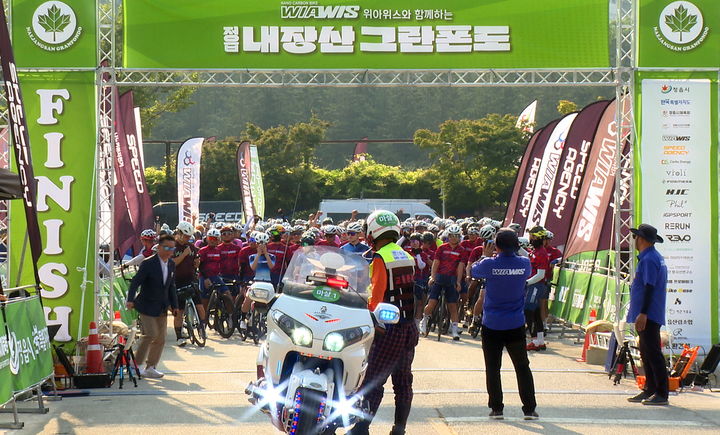 [정읍=뉴시스] 지난 1일 정읍 내장산워터파크에서 열린 '2025년 정읍내장산 그란폰도, 메디오폰도 전국 자전거대회' 참가 선수들이 출발선에 서있다. *재판매 및 DB 금지