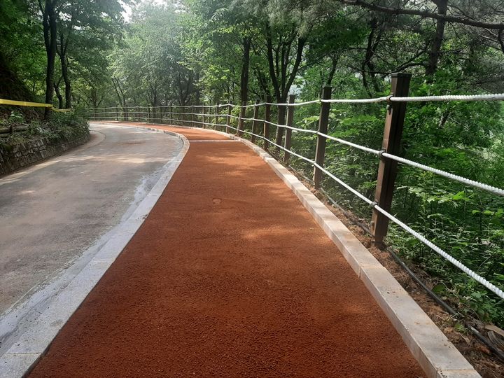 [상주=뉴시스] 성주봉 자연휴양림 황토길 산책로 새 단장. (사진=상주시 제공) 2025.06.02 photo@newsis.com *재판매 및 DB 금지